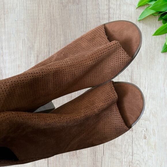 NEW Universal Thread peep toe suede booties - Picture 3 of 9